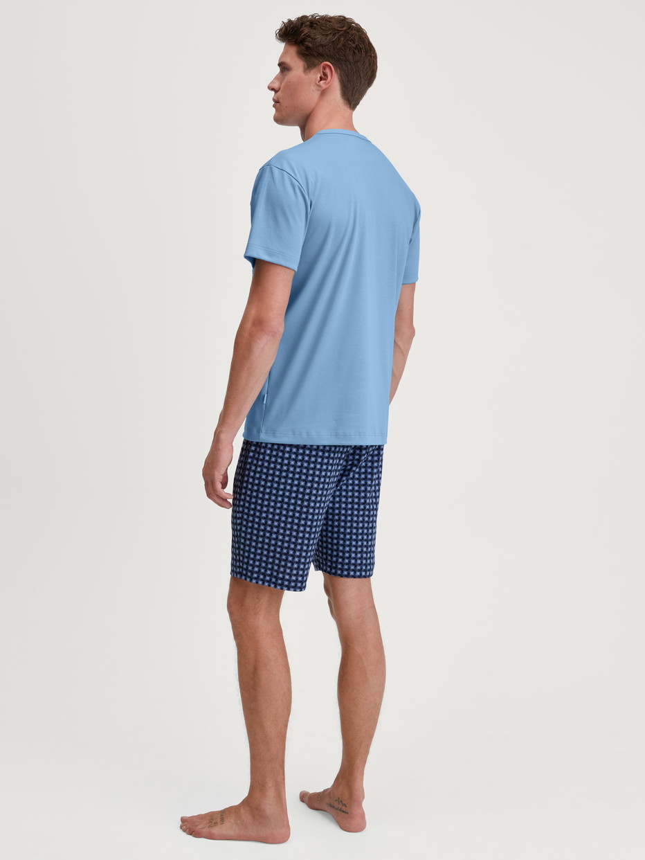 Herren-Model trägt Kurz-Pyjama aus 100% Baumwolle in Blau, Kariert aus Serie Relax Streamline 1 von CALIDA, Rückansicht