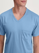 Herren-Model trägt Kurz-Pyjama aus 100% Baumwolle in Blau, Kariert aus Serie Relax Streamline 1 von CALIDA, Detail