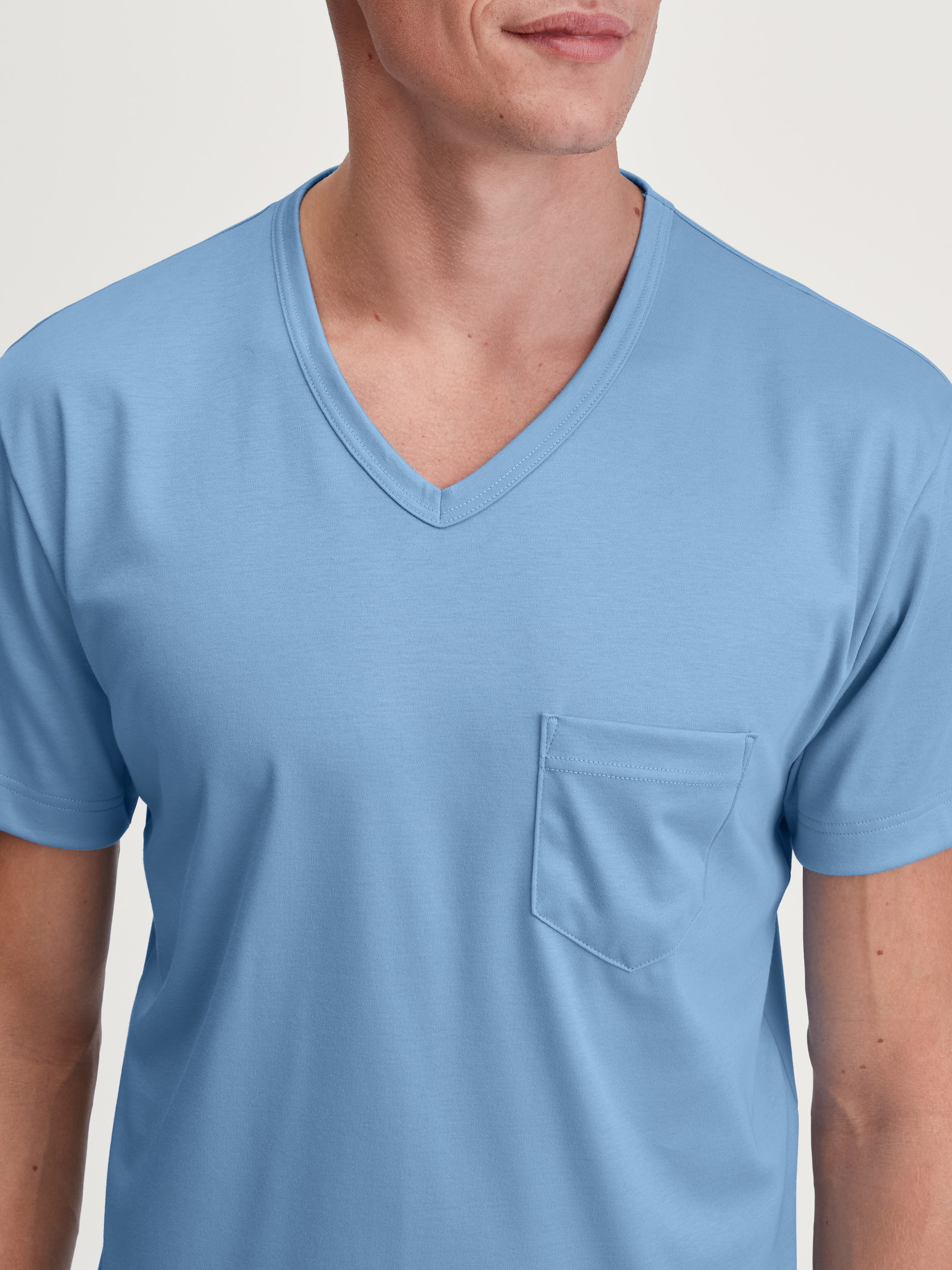 Herren-Model trägt Kurz-Pyjama aus 100% Baumwolle in Blau, Kariert aus Serie Relax Streamline 1 von CALIDA, Detail
