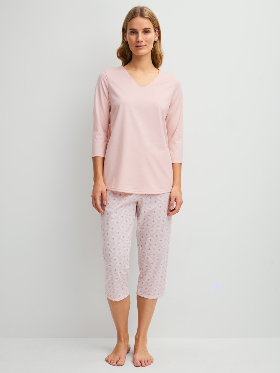 Damen-Model trägt Capri-Pyjama aus 100% Baumwolle in Rosa, Floral aus Serie Cotton Special von CALIDA, Vorderansicht