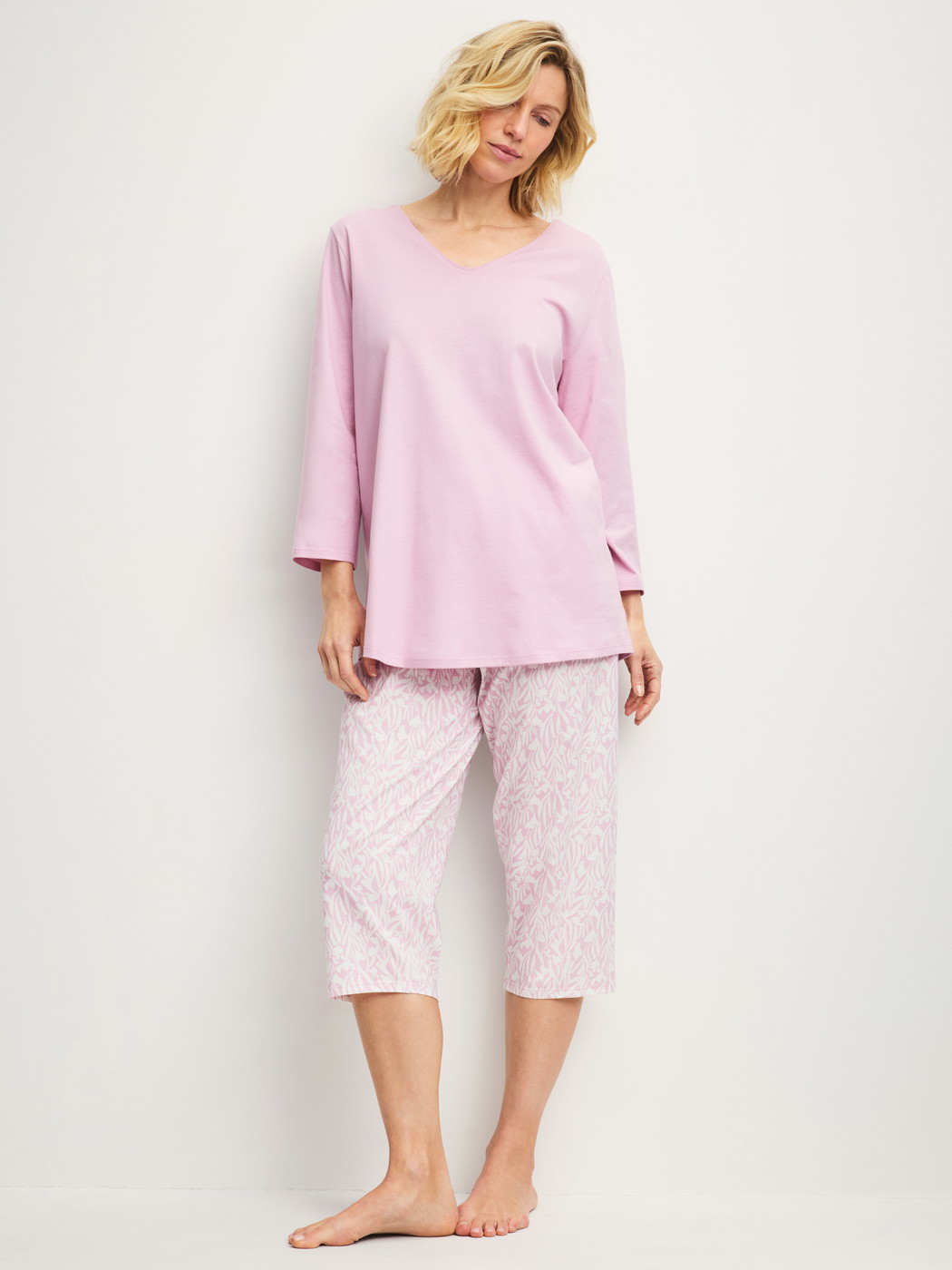 La modella / Il modello Donna indossa Pigiama capri in 100% cotone di colore Viola, Modello, della serie Blooming Nights di CALIDA, Vista frontale