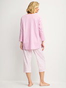 La modella / Il modello Donna indossa Pigiama capri in 100% cotone di colore Viola, Modello, della serie Blooming Nights di CALIDA, Vista posteriore