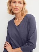 Women model is wearing Capri Pyjama made of 100% Cotton in Blue, Patterned from the Graphic Nights series by CALIDA, Detail