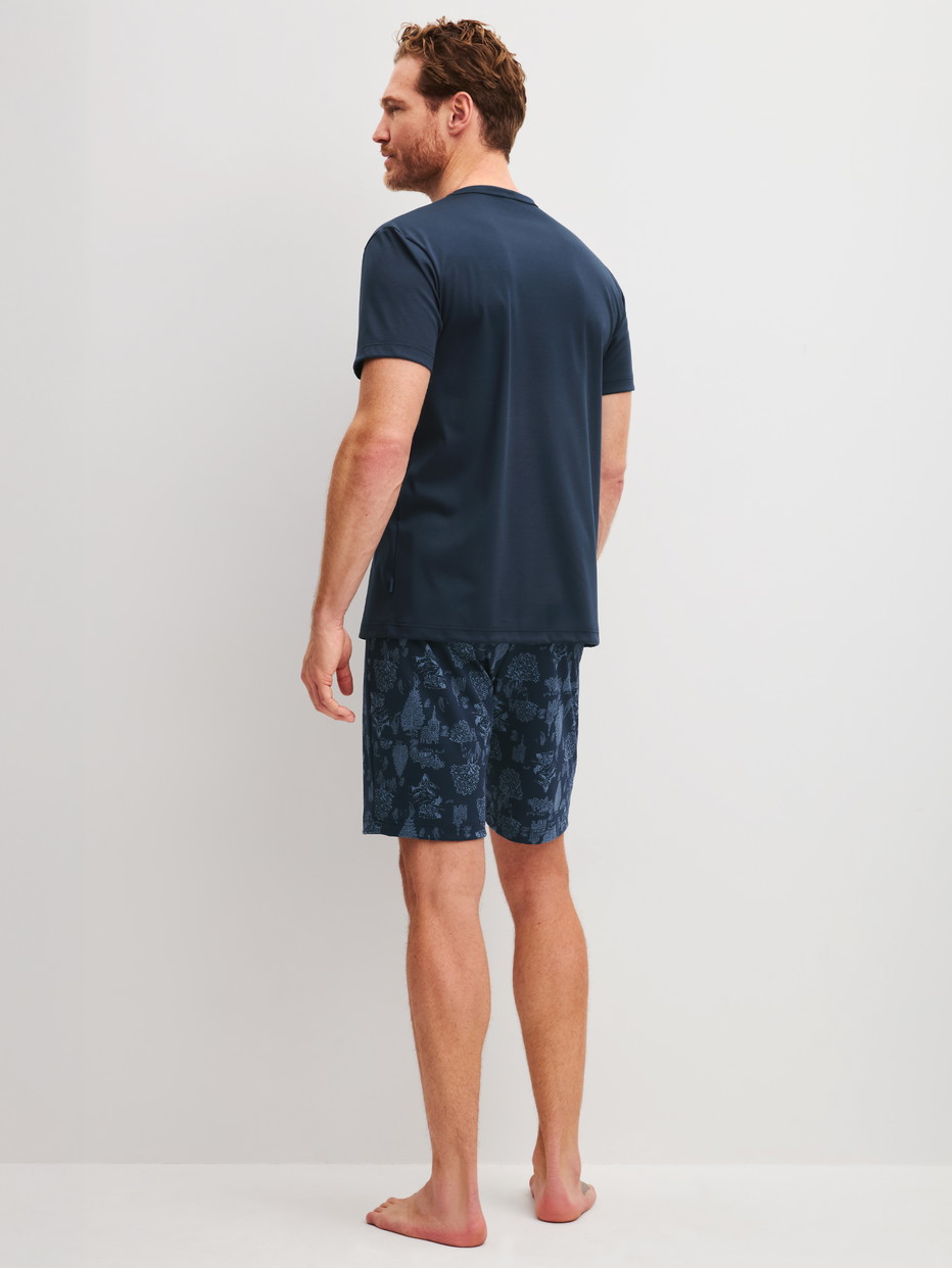Herren-Model trägt Kurz-Pyjama aus 100% Baumwolle in Blau, Gemustert aus Serie Relax Streamline 1 von CALIDA, Rückansicht
