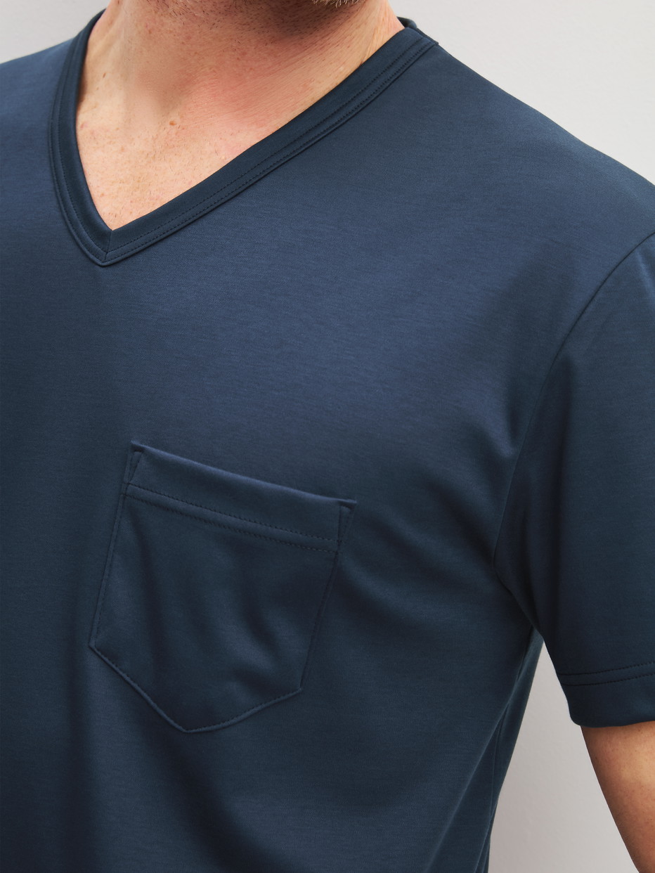 Herren-Model trägt Kurz-Pyjama aus 100% Baumwolle in Blau, Gemustert aus Serie Relax Streamline 1 von CALIDA, Detail