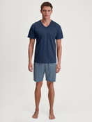 La modella / Il modello Uomo indossa Pigiama corto in 100% cotone di colore Blu, A scacchi, della serie Relax Streamline 2 di CALIDA, Vista frontale