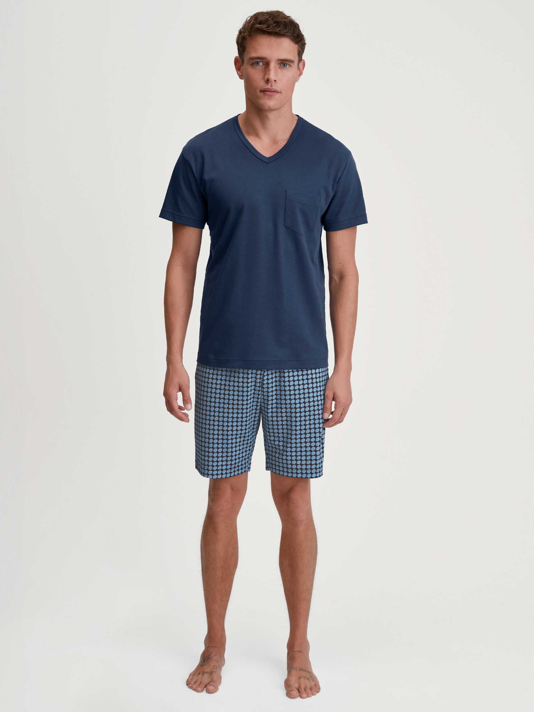 La modella / Il modello Uomo indossa Pigiama corto in 100% cotone di colore Blu, A scacchi, della serie Relax Streamline 2 di CALIDA, Vista frontale