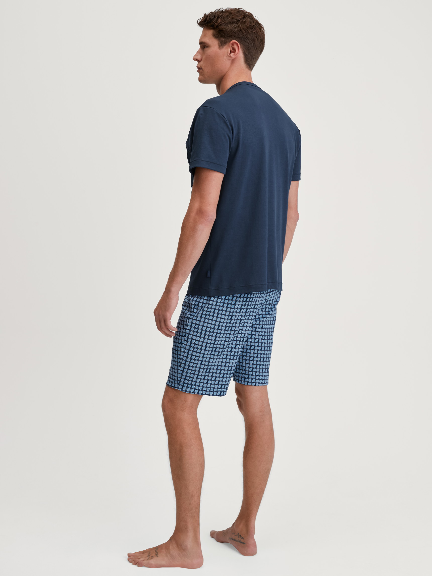 La modella / Il modello Uomo indossa Pigiama corto in 100% cotone di colore Blu, A scacchi, della serie Relax Streamline 2 di CALIDA, Vista posteriore