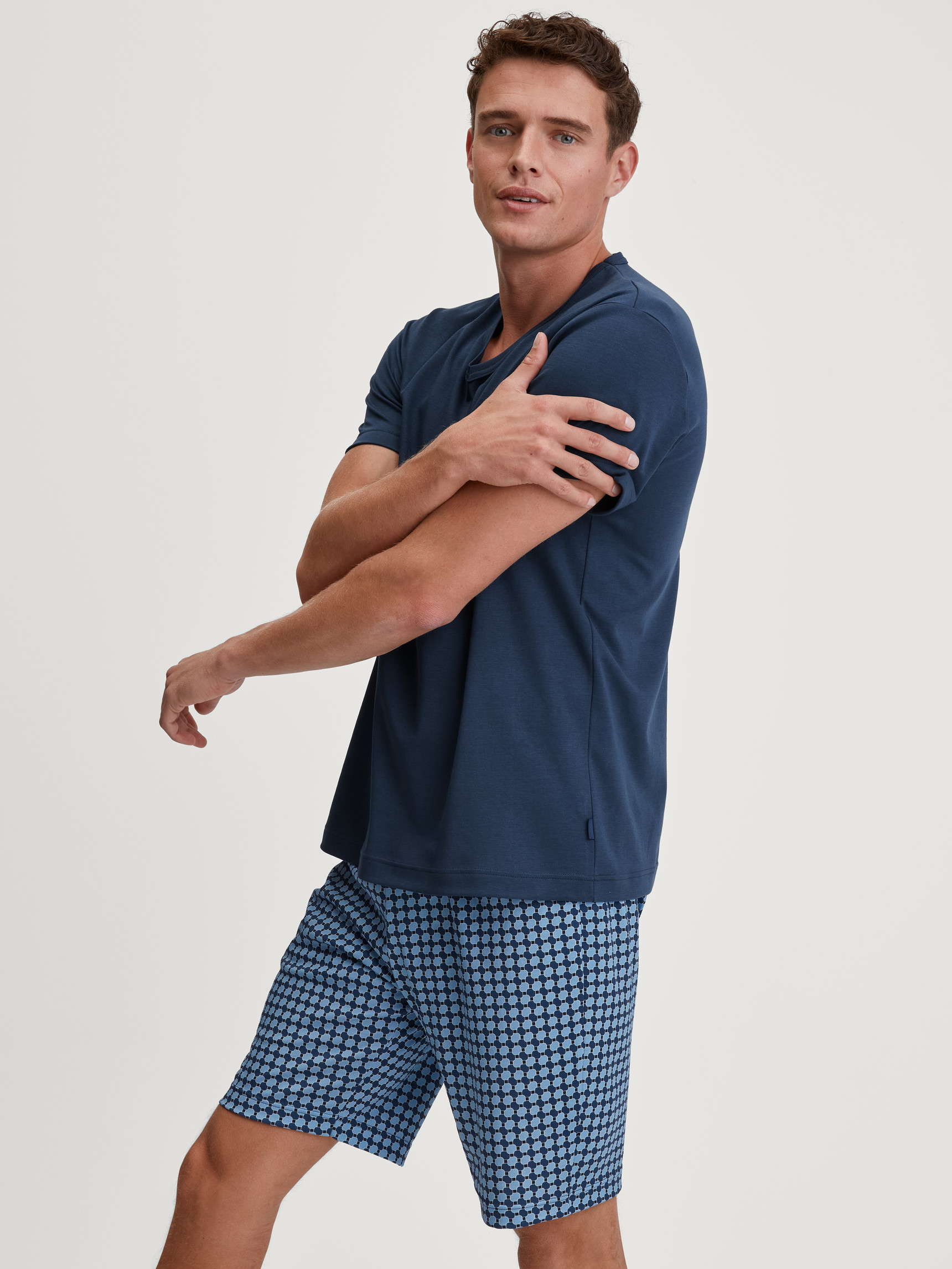 La modella / Il modello Uomo indossa Pigiama corto in 100% cotone di colore Blu, A scacchi, della serie Relax Streamline 2 di CALIDA, Immagine aggiuntiva