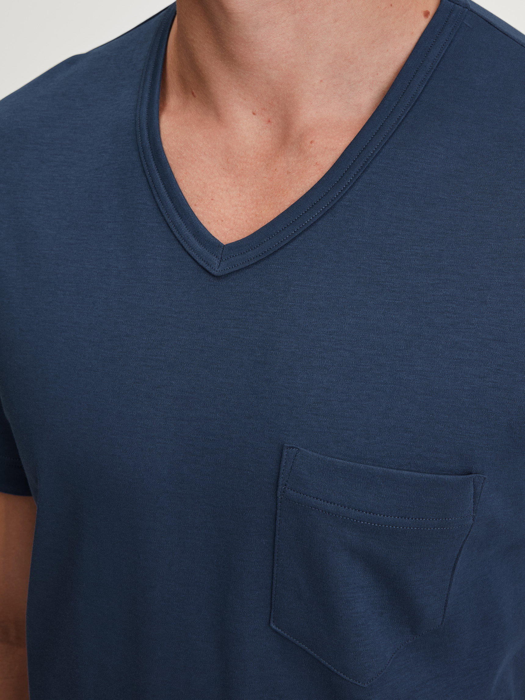 La modella / Il modello Uomo indossa Pigiama corto in 100% cotone di colore Blu, A scacchi, della serie Relax Streamline 2 di CALIDA, Dettaglio