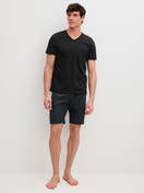 Herren-Model trägt Kurz-Pyjama aus 100% Baumwolle in Schwarz, Gemustert aus Serie Relax Streamline 2 von CALIDA, Vorderansicht