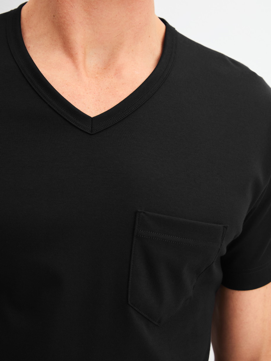 Herren-Model trägt Kurz-Pyjama aus 100% Baumwolle in Schwarz, Gemustert aus Serie Relax Streamline 2 von CALIDA, Detail