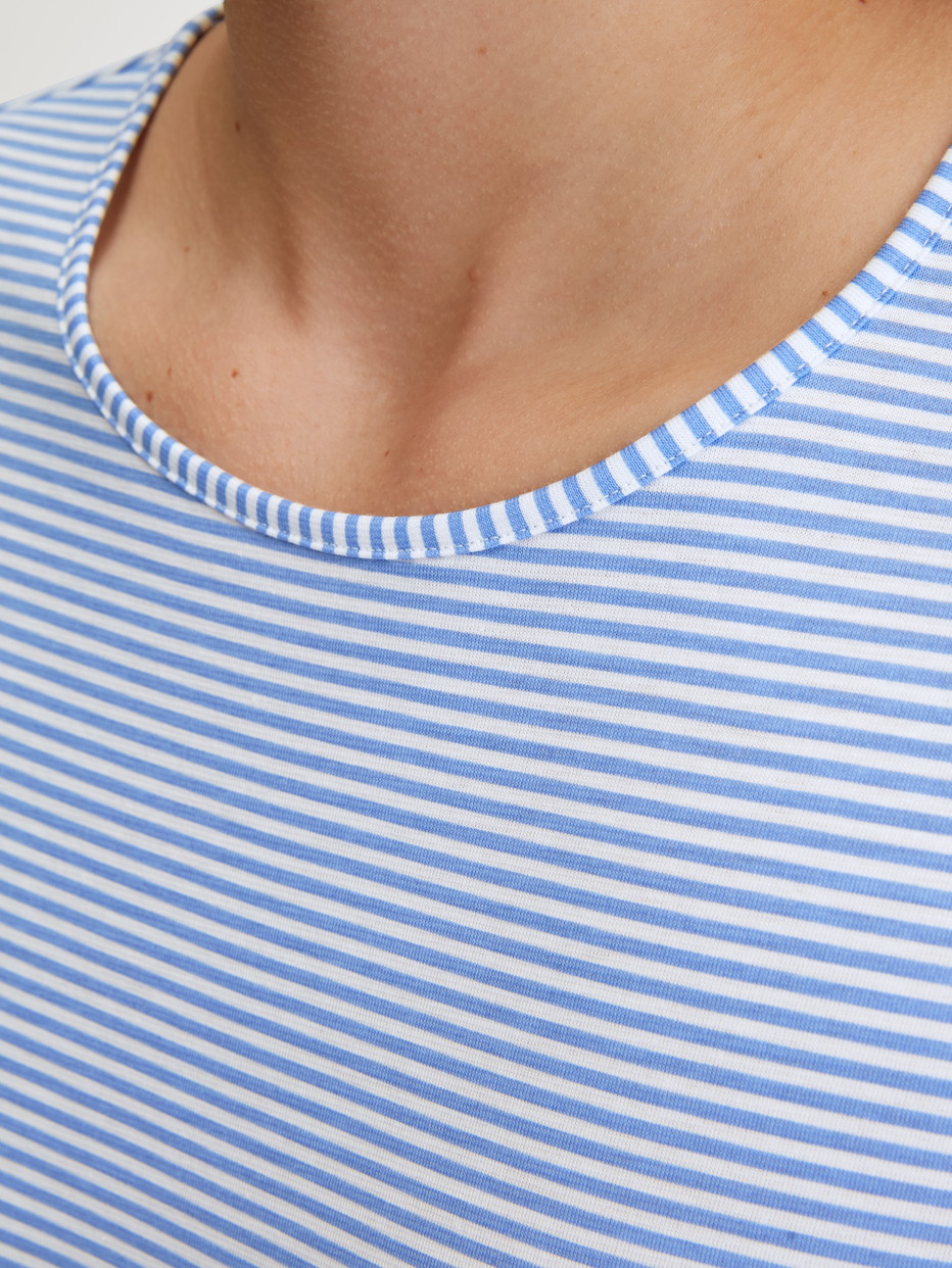 Women model is wearing Capri Pyjama made of 100% Cotton in Blue, Patterned from the Lovely Nights series by CALIDA, Detail