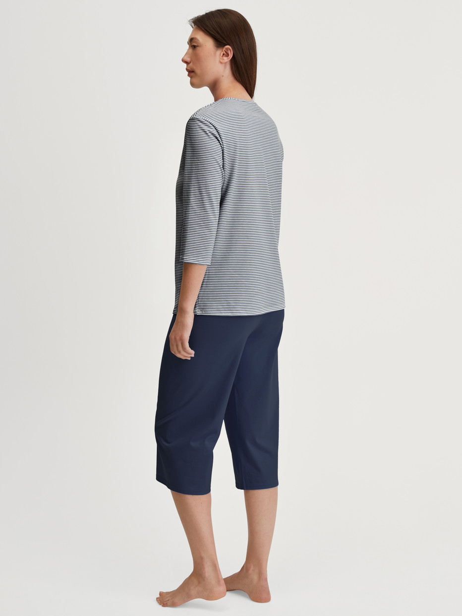 Le mannequin Femme porte le/la Pyjama capri en 100% coton de couleur Bleu, À motifs, de la série Cotton Special de CALIDA, Vue arrière