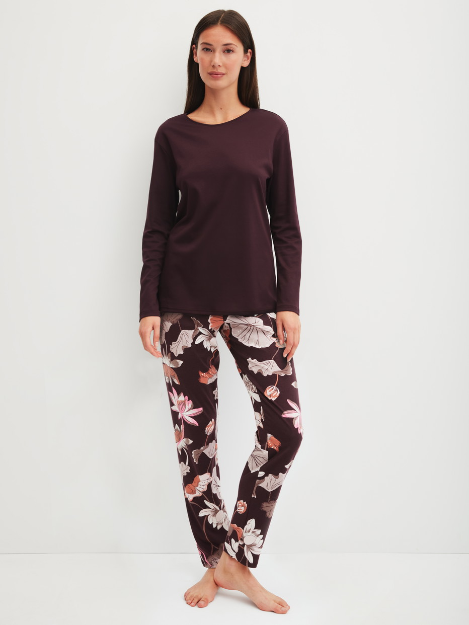 Damen-Model trägt Pyjama, lang aus 100% Baumwolle in Rot, Floral aus Serie Season Special von CALIDA, Vorderansicht