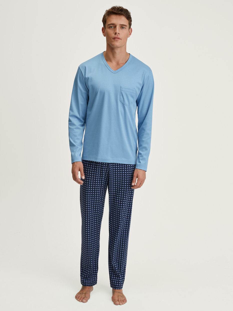 Herren-Model trägt Pyjama, lang aus 100% Baumwolle in Blau, Kariert aus Serie Relax Streamline 1 von CALIDA, Vorderansicht