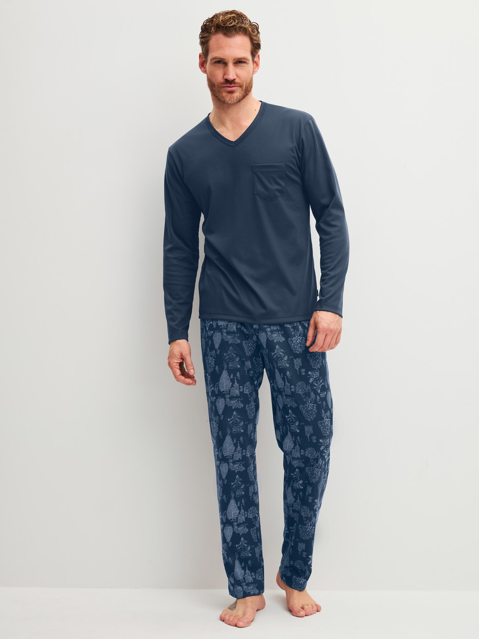 Herren-Model trägt Pyjama, lang aus 100% Baumwolle in Blau, Gemustert aus Serie Relax Streamline 1 von CALIDA, Vorderansicht