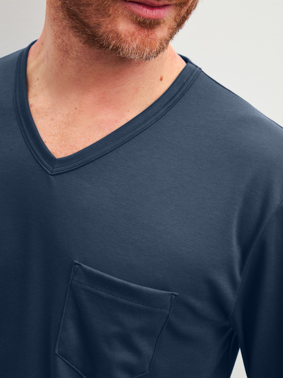Herren-Model trägt Pyjama, lang aus 100% Baumwolle in Blau, Gemustert aus Serie Relax Streamline 1 von CALIDA, Detail