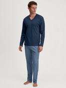 Le mannequin Homme porte le/la Pyjama, longue en 100% coton de couleur Bleu, À carreaux, de la série Relax Streamline 2 de CALIDA, Vue de face