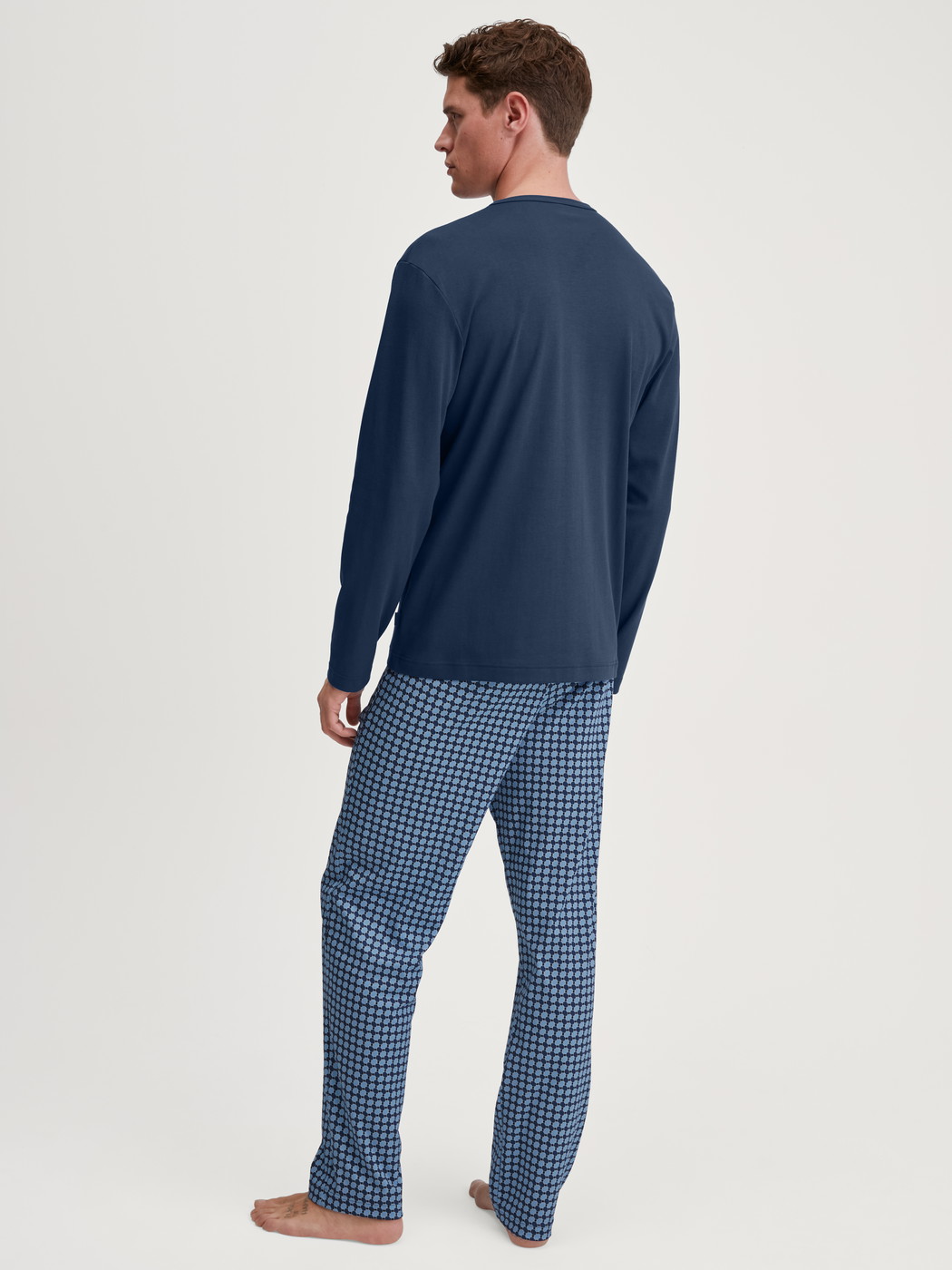 Le mannequin Homme porte le/la Pyjama, longue en 100% coton de couleur Bleu, À carreaux, de la série Relax Streamline 2 de CALIDA, Vue arrière