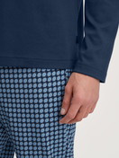 Le mannequin Homme porte le/la Pyjama, longue en 100% coton de couleur Bleu, À carreaux, de la série Relax Streamline 2 de CALIDA, Détail
