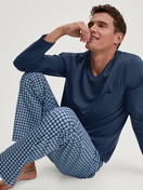 Le mannequin Homme porte le/la Pyjama, longue en 100% coton de couleur Bleu, À carreaux, de la série Relax Streamline 2 de CALIDA, Image supplémentaire
