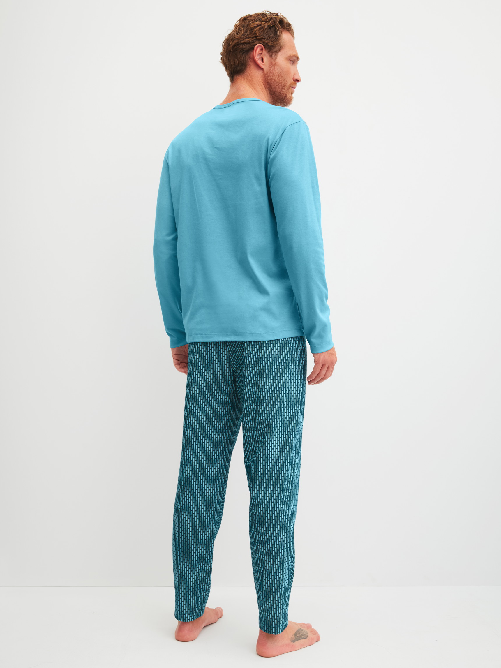 Le mannequin Homme porte le/la Pyjama, longue en 100% coton de couleur Bleu, À motifs, de la série Relax Streamline 1 de CALIDA, Vue arrière