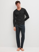 Le mannequin Homme porte le/la Pyjama, longue en 100% coton de couleur Noir, À motifs, de la série Relax Streamline 2 de CALIDA, Vue de face