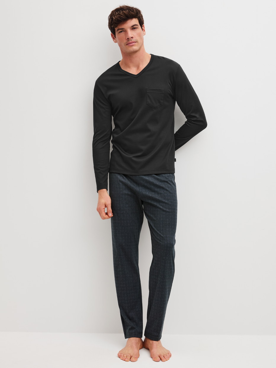 Herren-Model trägt Pyjama, lang aus 100% Baumwolle in Schwarz, Gemustert aus Serie Relax Streamline 2 von CALIDA, Vorderansicht