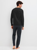 Le mannequin Homme porte le/la Pyjama, longue en 100% coton de couleur Noir, À motifs, de la série Relax Streamline 2 de CALIDA, Vue arrière