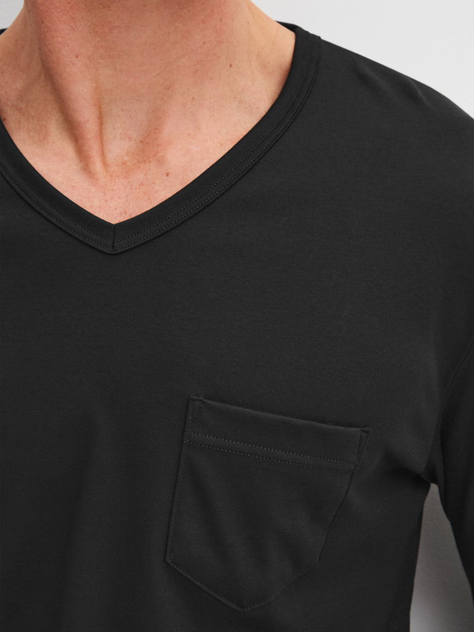 Herren-Model trägt Pyjama, lang aus 100% Baumwolle in Schwarz, Gemustert aus Serie Relax Streamline 2 von CALIDA, Detail