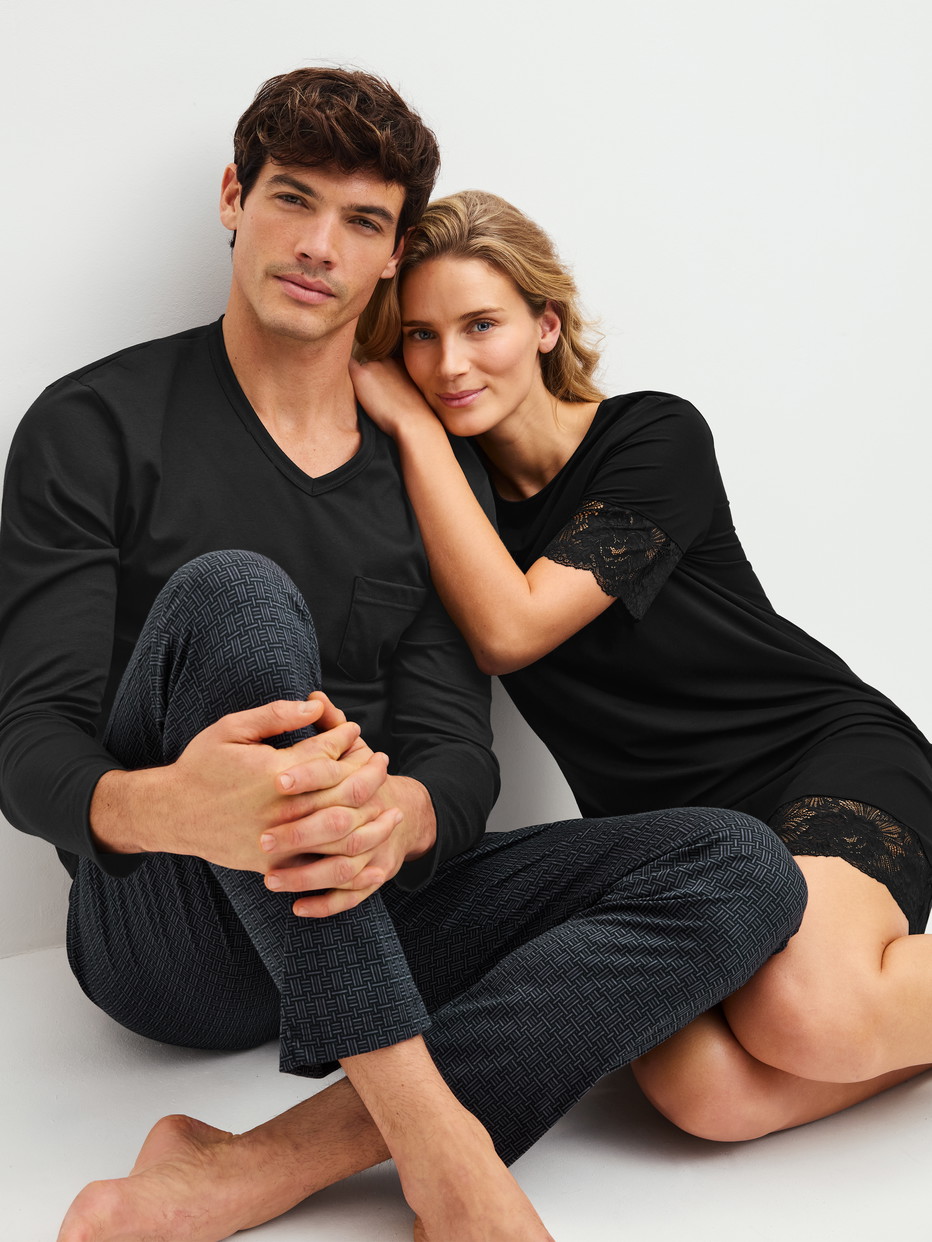 Herren-Model trägt Pyjama, lang aus 100% Baumwolle in Schwarz, Gemustert aus Serie Relax Streamline 2 von CALIDA, Zusatzbild