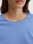 La modella / Il modello Donna indossa Pigiami, lunghi in 100% cotone di colore Blu, Modello, della serie Lovely Nights di CALIDA, Dettaglio