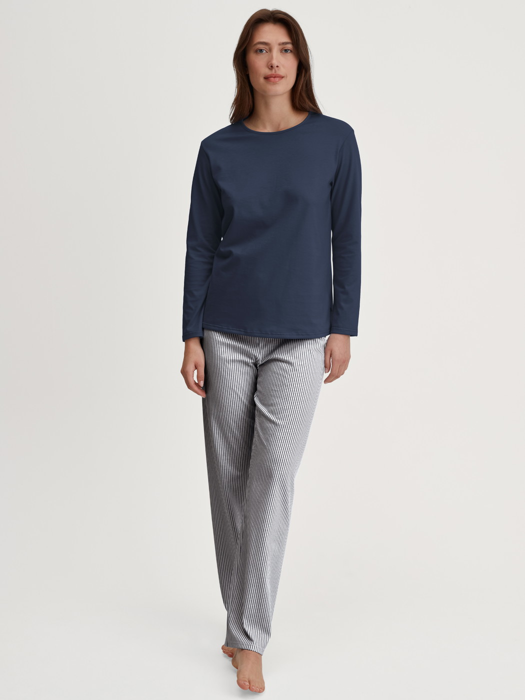 La modella / Il modello Donna indossa Pigiami, lunghi in 100% cotone di colore Blu, Modello, della serie Cotton Special di CALIDA, Vista frontale