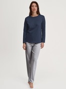 La modella / Il modello Donna indossa Pigiami, lunghi in 100% cotone di colore Blu, Modello, della serie Cotton Special di CALIDA, Vista frontale