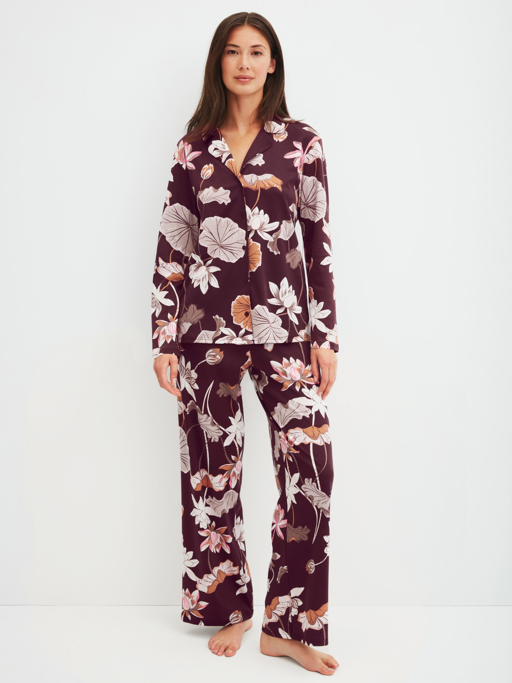 Le mannequin Femme porte le/la Pyjama à boutons en 100% coton de couleur Rouge, Floral, de la série Season Special de CALIDA, Vue de face