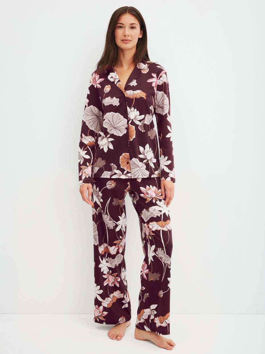 Damen-Model trägt Pyjama mit Knöpfen aus 100% Baumwolle in Rot, Floral aus Serie Season Special von CALIDA, Vorderansicht