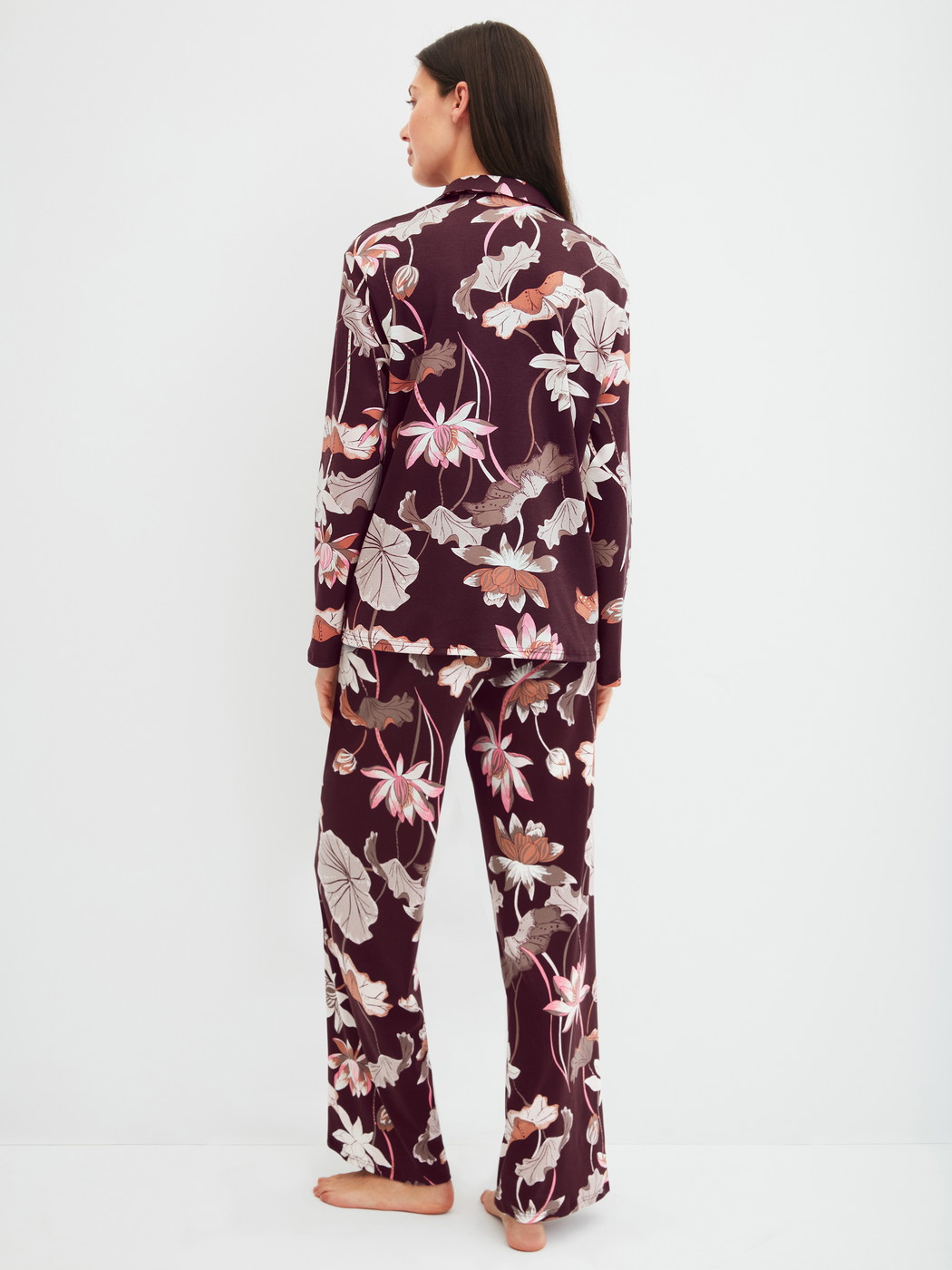 Le mannequin Femme porte le/la Pyjama à boutons en 100% coton de couleur Rouge, Floral, de la série Season Special de CALIDA, Vue arrière