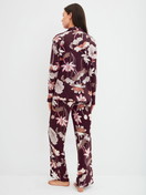 Le mannequin Femme porte le/la Pyjama à boutons en 100% coton de couleur Rouge, Floral, de la série Season Special de CALIDA, Vue arrière