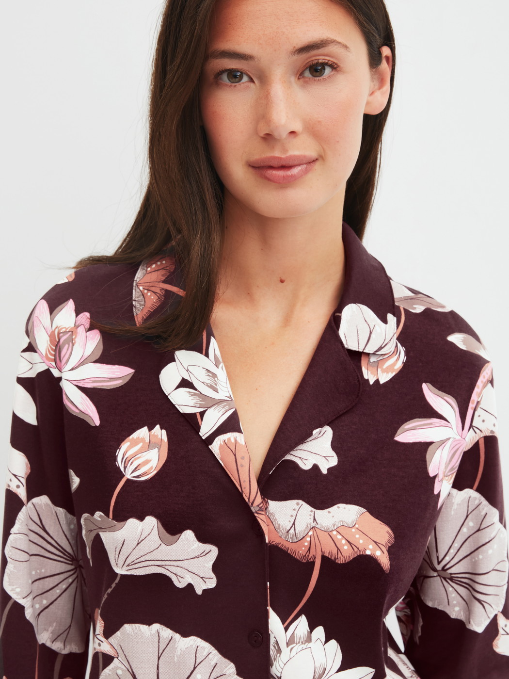Le mannequin Femme porte le/la Pyjama à boutons en 100% coton de couleur Rouge, Floral, de la série Season Special de CALIDA, Détail