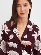 Le mannequin Femme porte le/la Pyjama à boutons en 100% coton de couleur Rouge, Floral, de la série Season Special de CALIDA, Détail