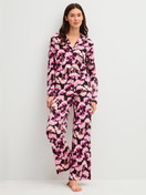 Le mannequin Femme porte le/la Pyjama à boutons en 100% coton de couleur Rose, Floral, de la série Autumn Dreams de CALIDA, Vue de face
