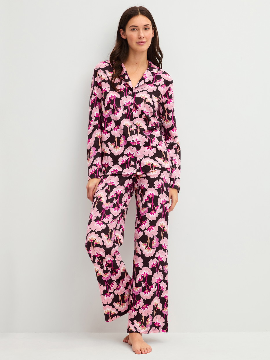 Women model is wearing Button-Up Pyjama made of 100% Cotton in Pink, Floral from the Autumn Dreams series by CALIDA, Front view