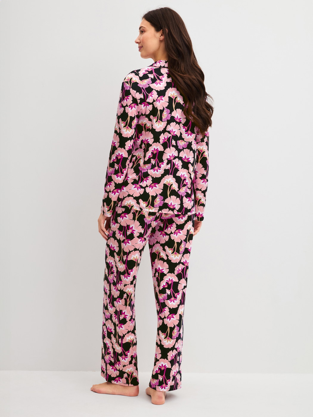 Le mannequin Femme porte le/la Pyjama à boutons en 100% coton de couleur Rose, Floral, de la série Autumn Dreams de CALIDA, Vue arrière