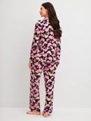 Le mannequin Femme porte le/la Pyjama à boutons en 100% coton de couleur Rose, Floral, de la série Autumn Dreams de CALIDA, Vue arrière