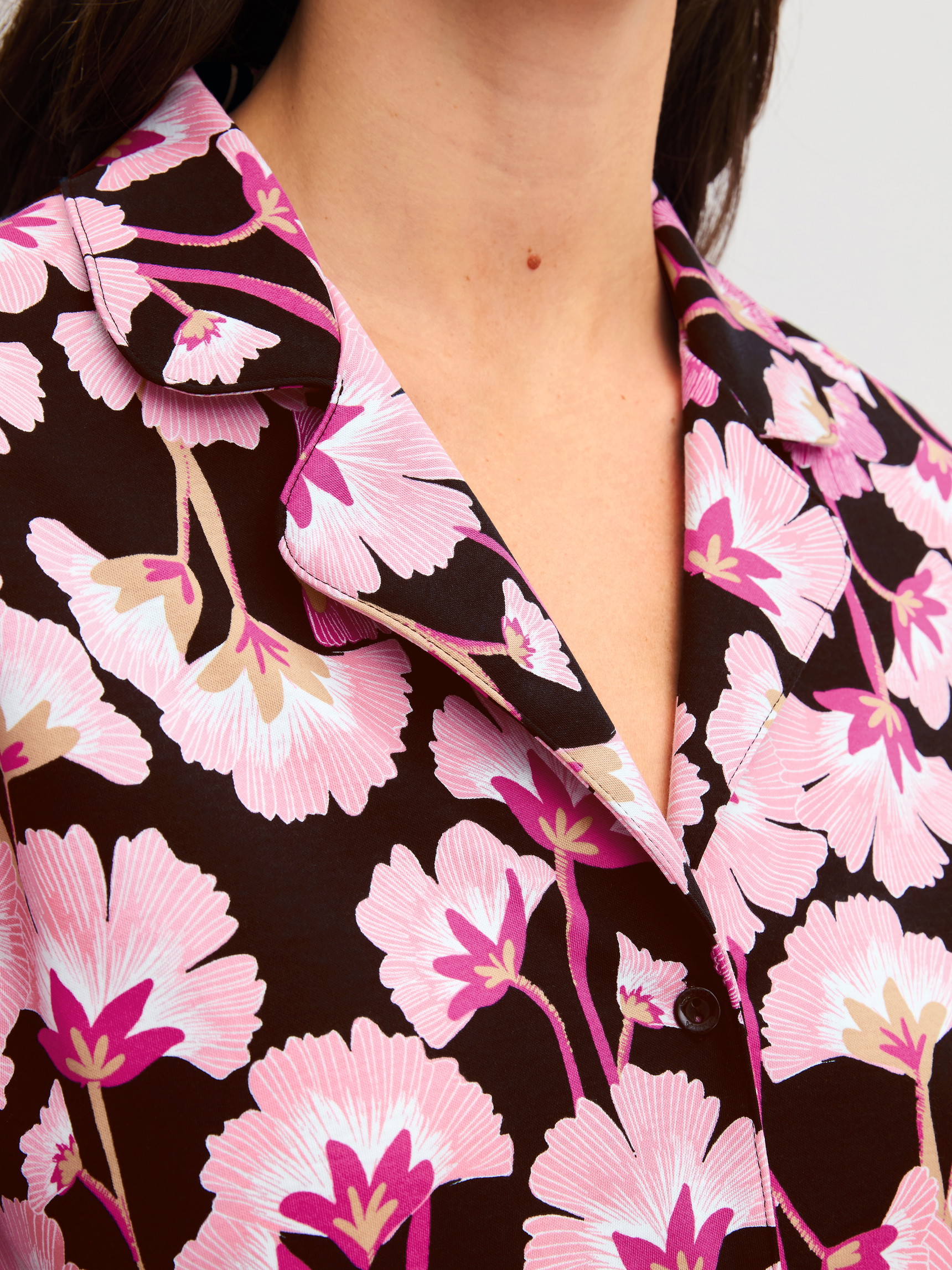 Damen-Model trägt Pyjama mit Knöpfen aus 100% Baumwolle in Rosa, Floral aus Serie Autumn Dreams von CALIDA, Detail