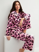 Le mannequin Femme porte le/la Pyjama à boutons en 100% coton de couleur Rose, Floral, de la série Autumn Dreams de CALIDA, Vue de face