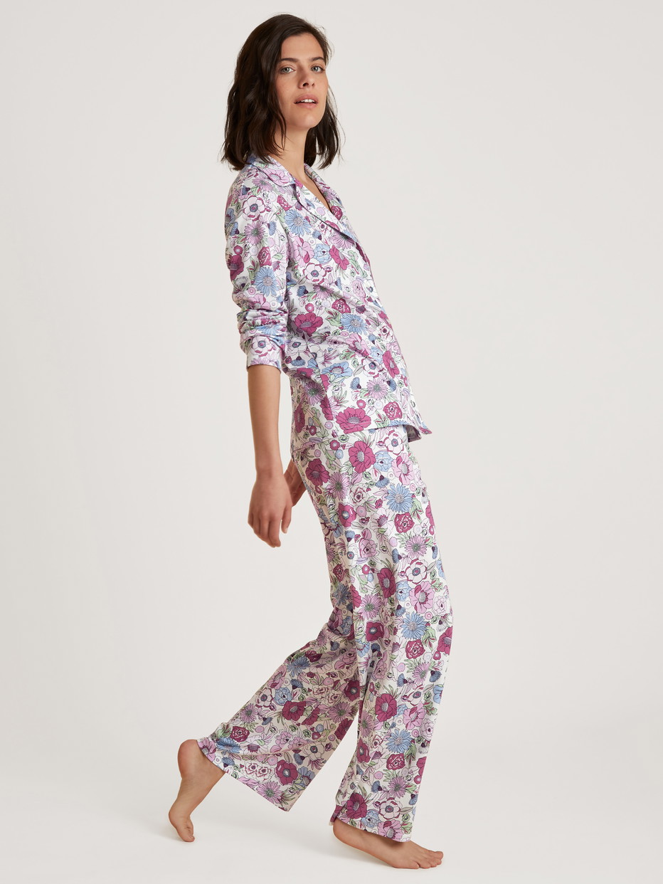 Damen-Model trägt Pyjama mit Knöpfen aus 100% Baumwolle in Violett, Floral aus Serie Spring Flower Dreams von CALIDA