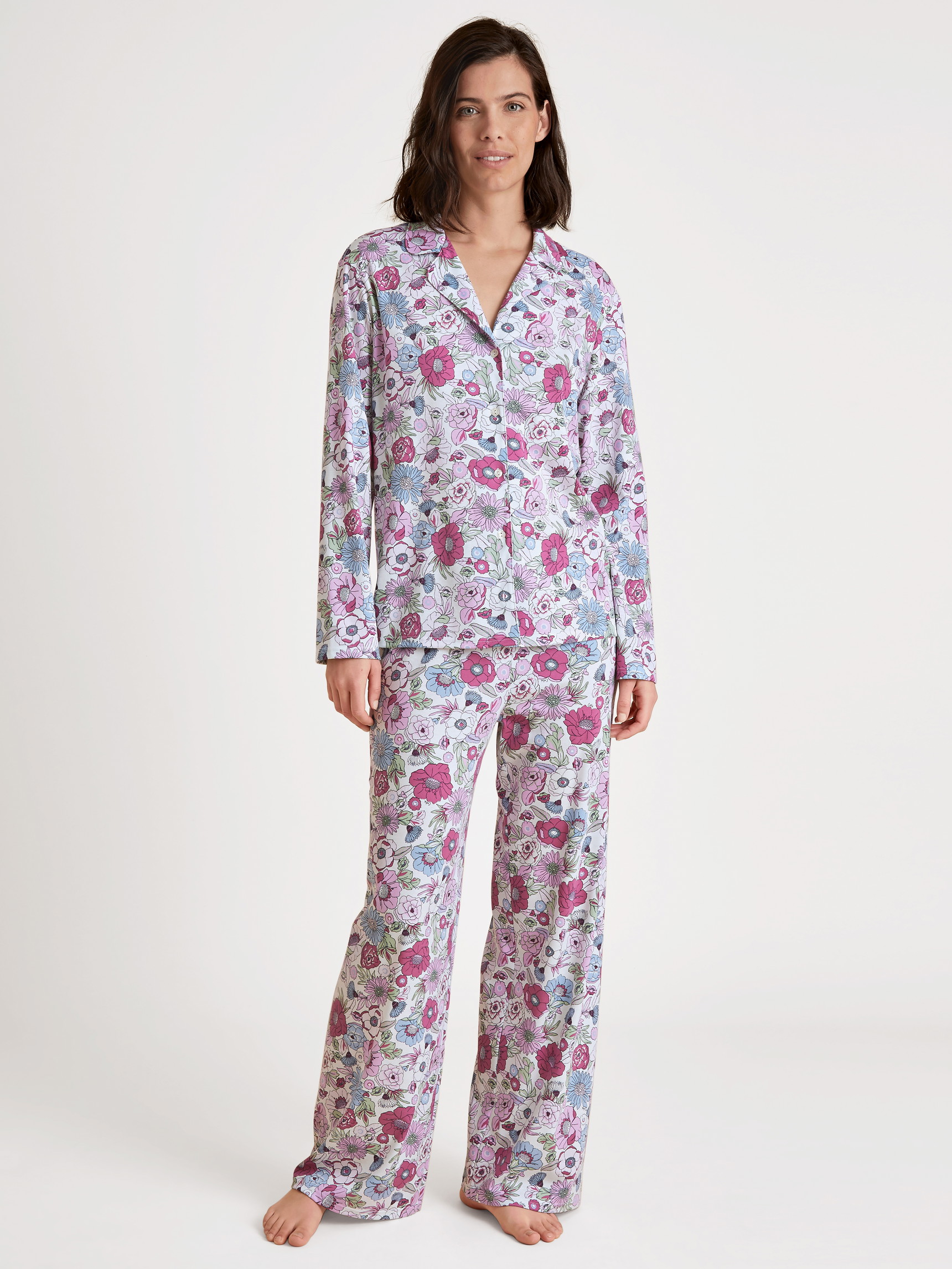 La modella / Il modello Donna indossa Pigiama con bottoni in 100% cotone di colore Viola, Floreale, della serie Spring Flower Dreams di CALIDA, Vista frontale