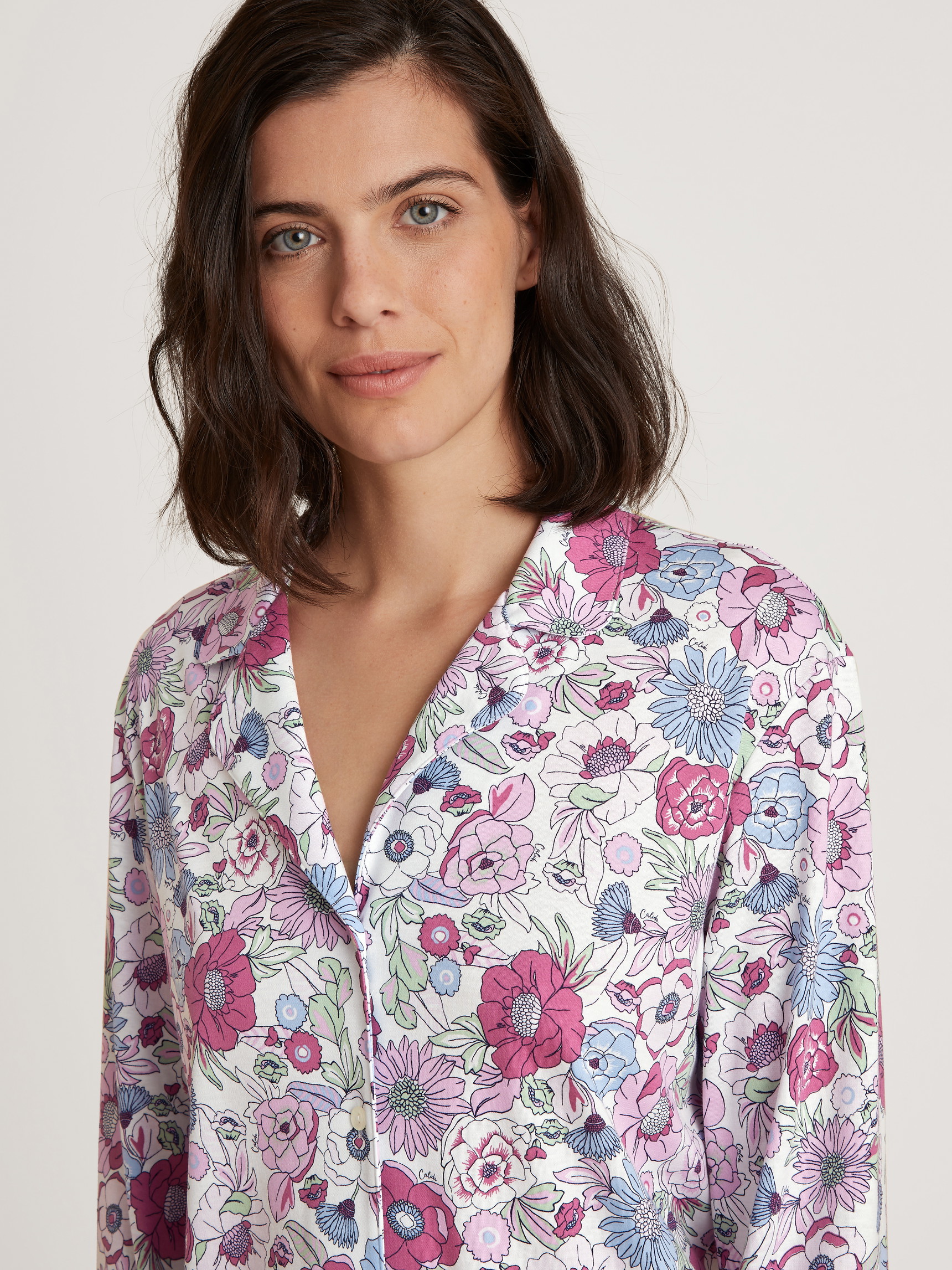 La modella / Il modello Donna indossa Pigiama con bottoni in 100% cotone di colore Viola, Floreale, della serie Spring Flower Dreams di CALIDA, Dettaglio